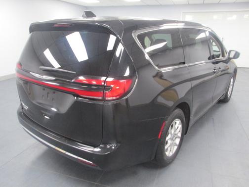 Brilliant Black Crystal Pearlcoat 2023 Chrysler Pacifica TOURING L