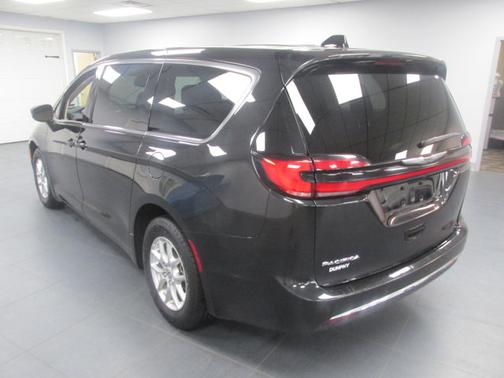 Brilliant Black Crystal Pearlcoat 2023 Chrysler Pacifica TOURING L