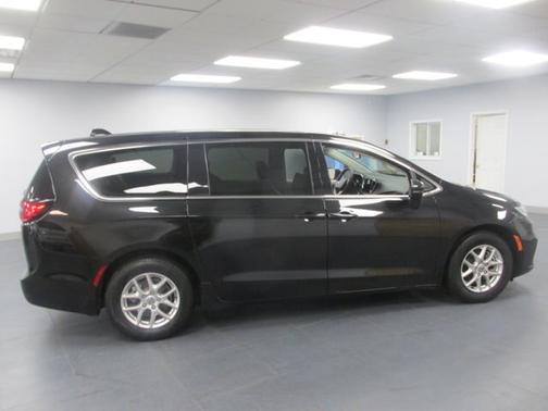 Brilliant Black Crystal Pearlcoat 2023 Chrysler Pacifica TOURING L