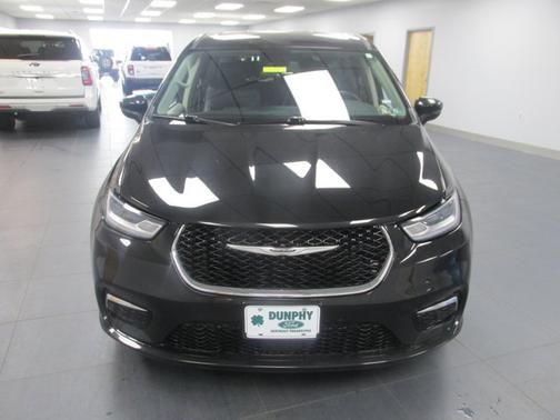 Brilliant Black Crystal Pearlcoat 2023 Chrysler Pacifica TOURING L