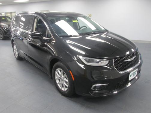Brilliant Black Crystal Pearlcoat 2023 Chrysler Pacifica TOURING L