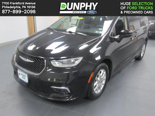 Brilliant Black Crystal Pearlcoat 2023 Chrysler Pacifica TOURING L