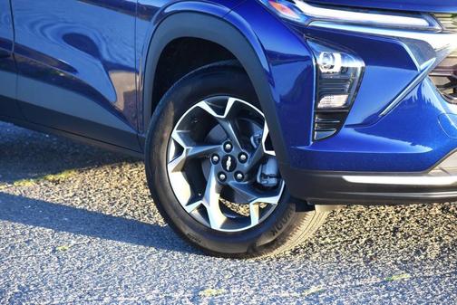 Blue Glow Metallic 2024 Chevrolet Trax LT