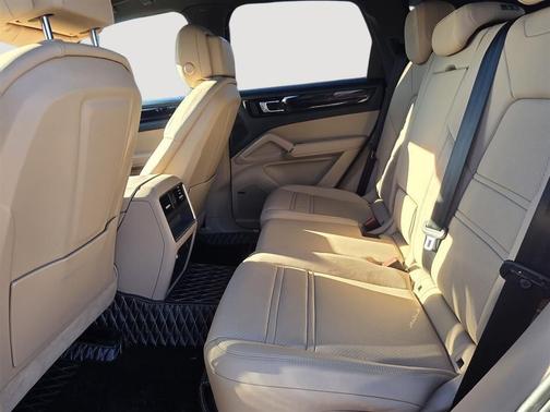 2023 Porsche Cayenne Base