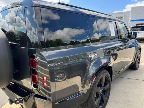 2024 Land Rover Defender P400 X-Dynamic SE