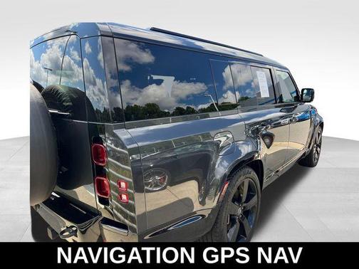 2024 Land Rover Defender P400 X-Dynamic SE