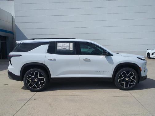 Summit White 2026 Chevrolet Traverse LT