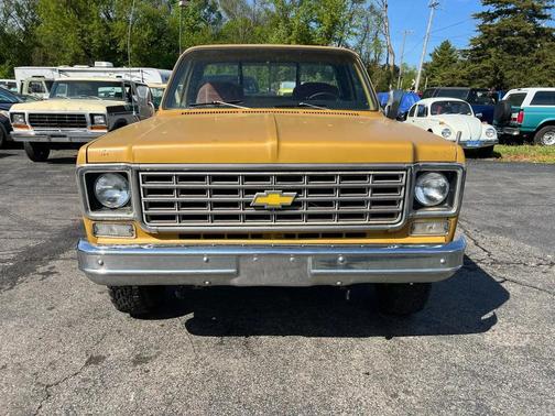 Gold 1976 Chevrolet Suburban Custom Deluxe 4WD