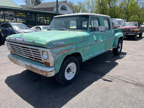 Green 1967 Ford F-250 Crew Cab Flareside
