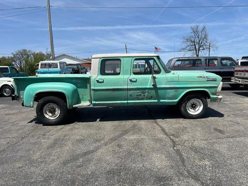 Green 1967 Ford F-250 Crew Cab Flareside