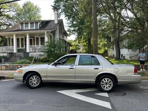 2004 Ford Crown Victoria LX