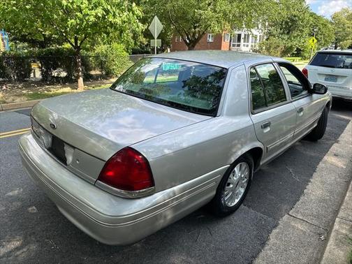 2004 Ford Crown Victoria LX