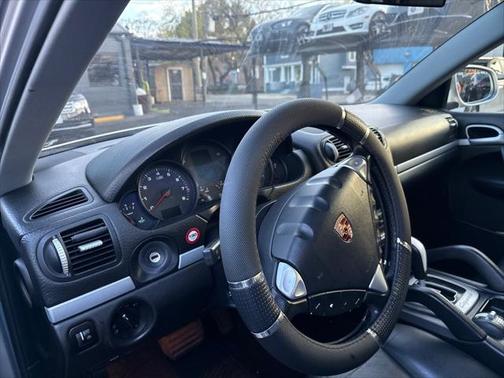 2005 Porsche Cayenne Base (M6)