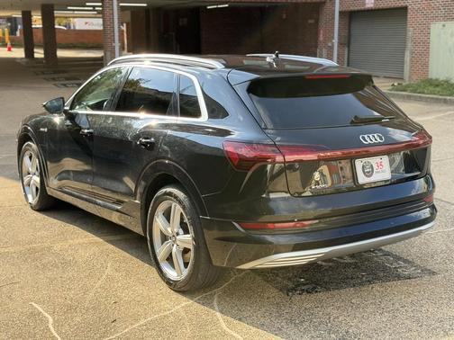 2019 Audi e-tron Premium Plus