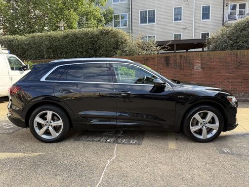 2019 Audi e-tron Premium Plus