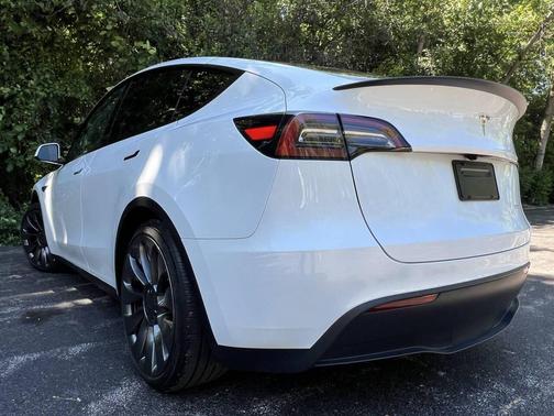 Pearl White Multi-Coat 2024 Tesla Model Y Performance Dual Motor All-Wheel Drive