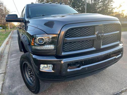 2017 RAM 2500 Laramie Crew Cab 4x4 6'4' Box