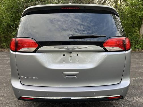 Billet Silver Metallic Clearcoat 2017 Chrysler Pacifica Touring-L