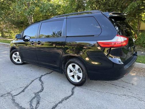 2018 Toyota Sienna LE