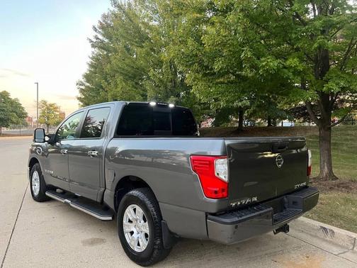 2017 Nissan Titan SV