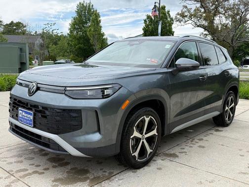 Platinum Gray Metallic 2026 Volkswagen Tiguan 2.0T SE