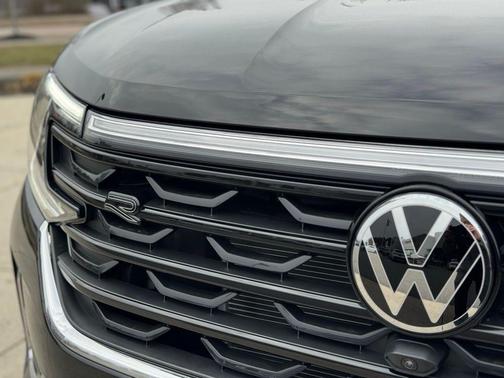 Deep Black Pearl Effect 2026 Volkswagen Atlas Cross Sport 2.0T SEL Premium R-Line