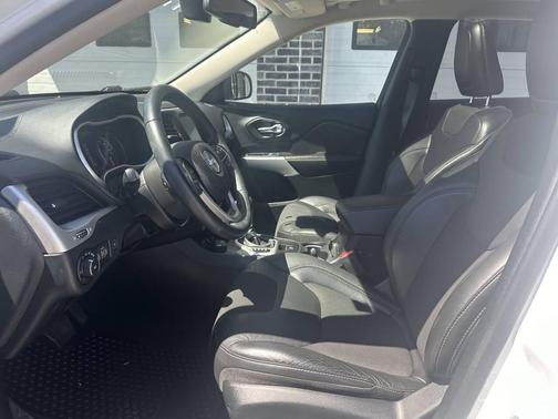 White 2018 Jeep Cherokee Latitude Plus