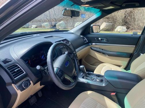 Photo 4 of 14 of 2016 Ford Explorer Base