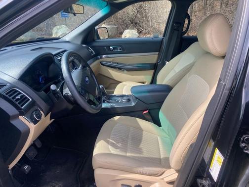 Photo 3 of 14 of 2016 Ford Explorer Base