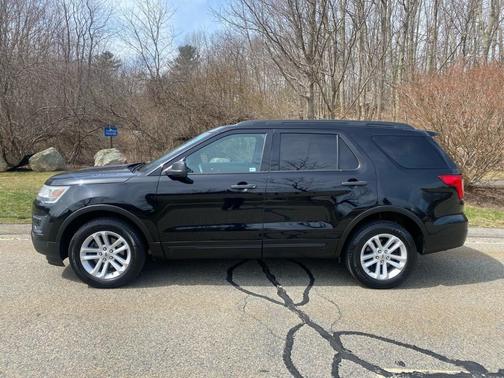 Photo 2 of 14 of 2016 Ford Explorer Base