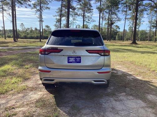 2024 Mitsubishi Outlander SE