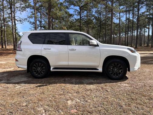Photo 2 of 28 of 2022 Lexus GX 460 Base
