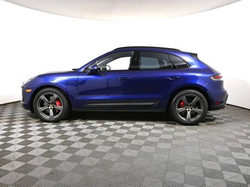 Gentian Blue Metallic 2026 Porsche Macan
