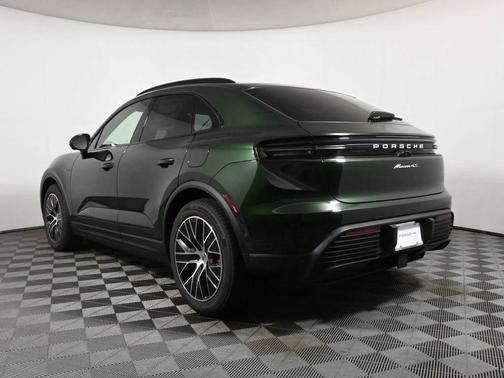 Oak Green Metallic Neo 2025 Porsche Macan