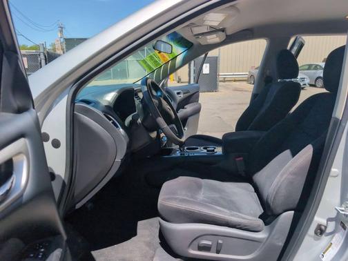 Silver 2014 Nissan Pathfinder SV