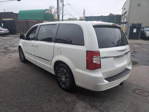 2013 Chrysler Town & Country S