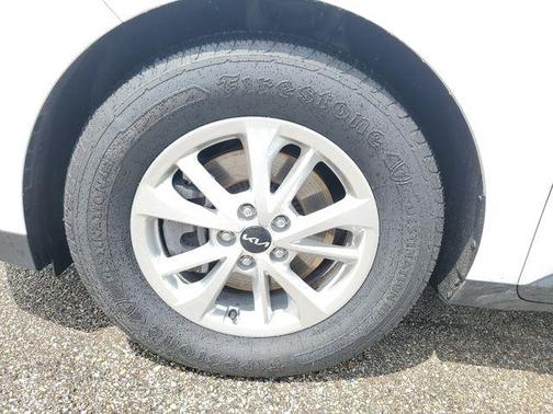 Snow White Pearl 2024 Kia Carnival LX