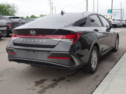 Abyss Black 2024 Hyundai ELANTRA SE