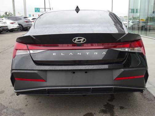 Abyss Black 2024 Hyundai ELANTRA SE