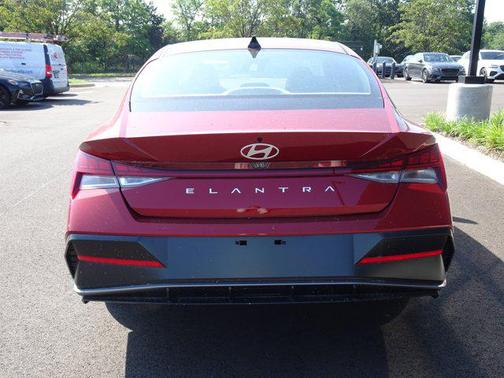 2025 Hyundai ELANTRA SEL