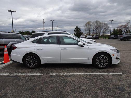 2023 Hyundai SONATA Hybrid SE