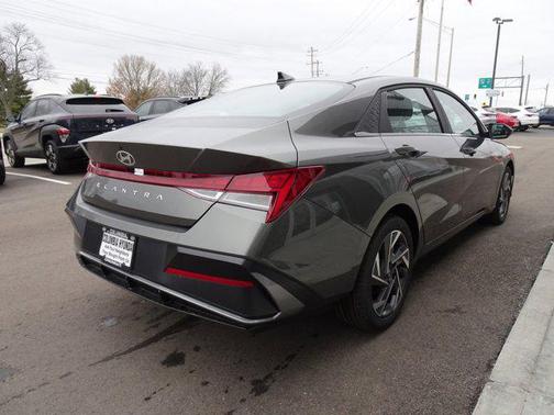 2025 Hyundai ELANTRA SEL