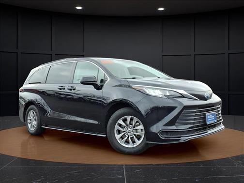 Midnight Black Metallic 2022 Toyota Sienna LE
