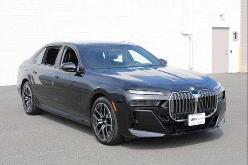 Black Sapphire Metallic 2023 BMW 740 i