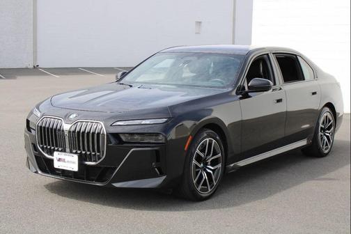 Black Sapphire Metallic 2023 BMW 740 i