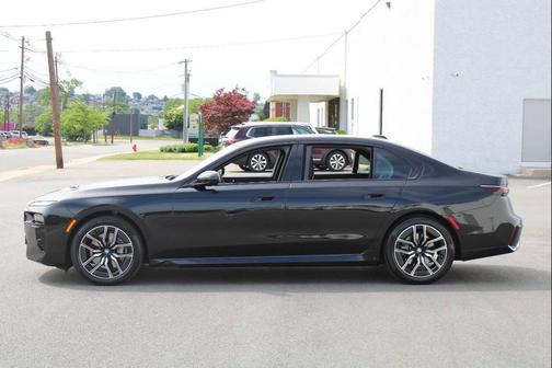 Black Sapphire Metallic 2023 BMW 740 i