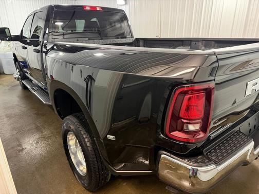 Diamond Black Crystal Pearlcoat 2026 RAM 3500 Big Horn Crew Cab 4x4 8' Box