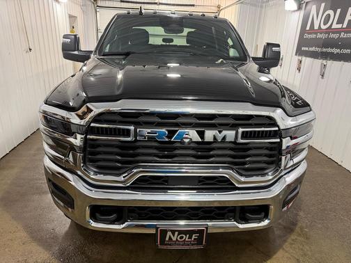 Diamond Black Crystal Pearlcoat 2026 RAM 3500 Big Horn Crew Cab 4x4 8' Box