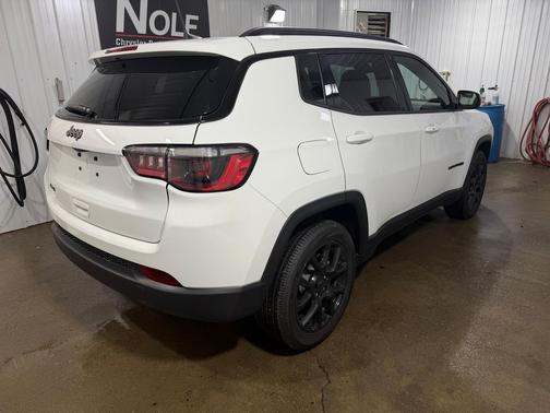 Bright White Clearcoat 2026 Jeep Compass Latitude