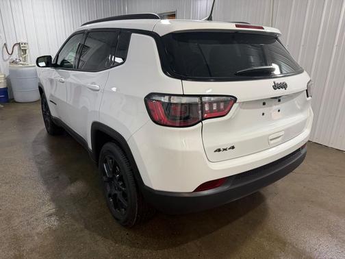Bright White Clearcoat 2026 Jeep Compass Latitude
